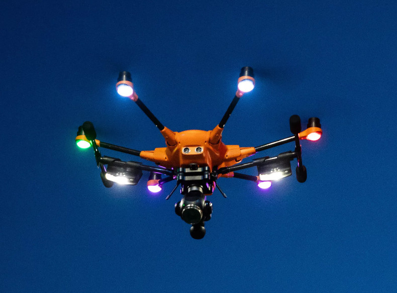 Красивый оранжевый дрон в ночном небе