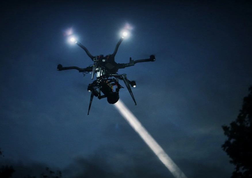 большой светящийся дрон ночью — копия