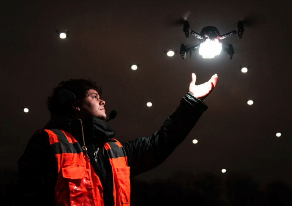 дрон над рукой — копия