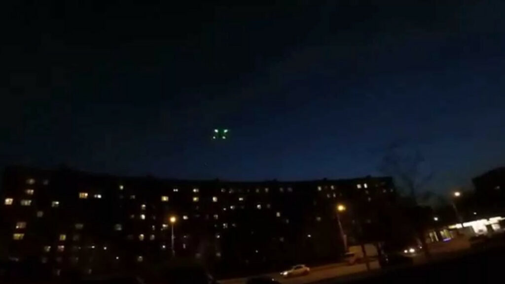 дроны в ночном небе — копия