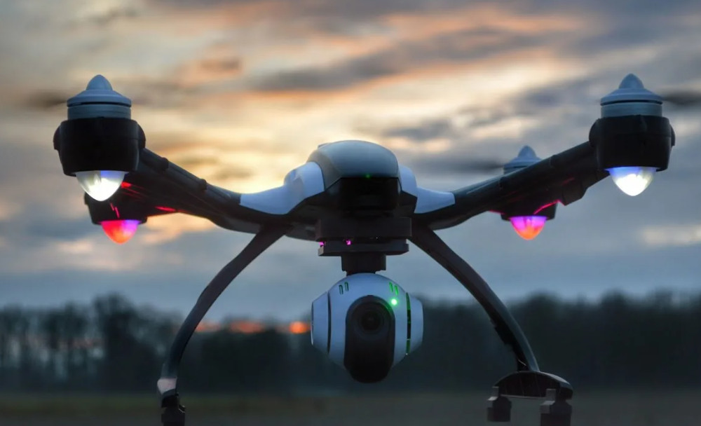 красивый дрон летит вечером — копия