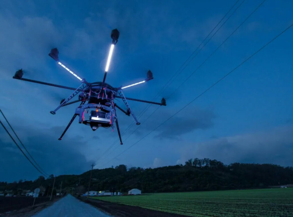 крупный дрон ночью